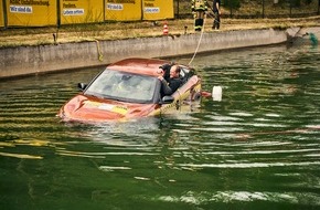 ADAC: Im Wasser zählt jede Sekunde / ADAC testet in einzigartigem Versuch das Sinkverhalten von Elektroauto und Verbrenner-Pkw / Ausstieg über das Fenster ist die sicherste Lösung