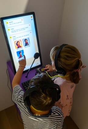 Letzte Chance: Ausstellung «geliebt, gelobt, gehypt» begeistert mit KI-Begleitung Familien &amp; junge Menschen