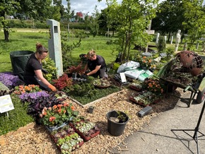 Der Sommer zieht ein: Friedhofsgärtner pflanzen Sommerblumen auf der Landesgartenschau Neuss