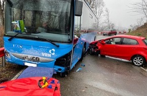Polizeidirektion Kaiserslautern: POL-PDKL: Mit entgegenkommenden Linienbus kollidiert