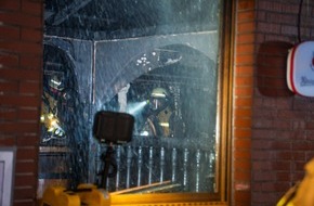 Freiwillige Feuerwehr Menden: FW Menden: Gaststätte in Vollbrand - Feuerwehr rettet sechs Bewohner