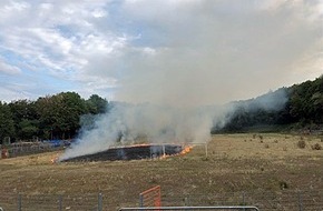 Polizei Mettmann: POL-ME: Brand in ehemaligem Fußballstadion - die Polizei ermittelt - Velbert - 2208101