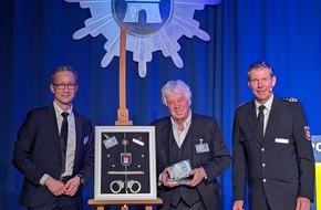 Polizei Hamburg: POL-HH: 250403-3. Rolf Zuckowski neuer Ehrenkommissar der Polizei Hamburg