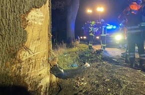 Kreisfeuerwehrverband Lüchow-Dannenberg e.V.: FW Lüchow-Dannenberg: +++ Erneut schwerer Verkehrsunfall in Lüchow-Dannenberg +++ PKW prallt gegen Baum, Fahrer wird schwerverletzt eingeklemmt +++