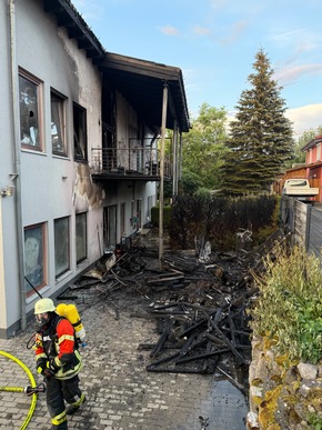FW &Uuml;berlingen: Brand eines Wohn- und Gesch&auml;ftshauses im &Uuml;berlinger Industriegebiet / massiver L&ouml;schangriff &uuml;ber mehrere Angriffsleitungen