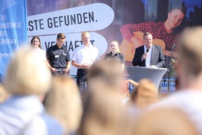 POL-AK NI: Welcome Day und erstmalig &quot;Tag der offenen Liegenschaft&quot; bei der Polizei Niedersachsen; Innenminister eröffnet Besuchertag