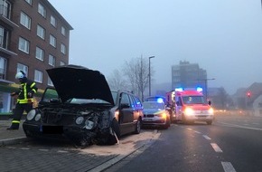 Feuerwehr Recklinghausen: FW-RE: Verkehrsunfall in den Morgenstunden - eine verletzte Person und eine zerstörte Straßenlaterne