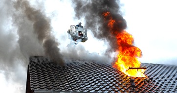 Feuerwehr Hagen: FW Hagen: Dachstuhlbrand Einfamilienhaus