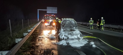 POL-STD: VW-Golf gerät auf der Autobahn in Brand - Fahrer verschwindet von der Brandstelle