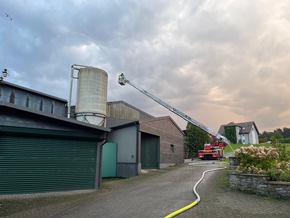 FW-EN: Brand auf Bauernhof- 45 Einsatzkräfte der Hattinger Feuerwehr üben den Ernstfall