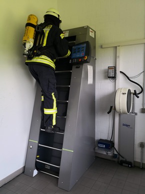 FW-WRN: Die Freiwillige Feuerwehr Werne absolviert die Atemschutzübungsstrecke im Feuerwehrservicezentrum des Kreises in Unna