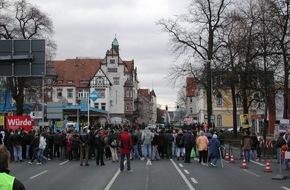 Polizeiinspektion Hameln-Pyrmont/Holzminden: POL-HM: Kundgebungen verlaufen friedlich / Polizei sperrt Deisterallee