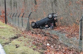Kreispolizeibehörde Viersen: POL-VIE: Niederkrüchten-Elmpt: Auto überschlägt sich - Fahrerin und Beifahrer leicht verletzt