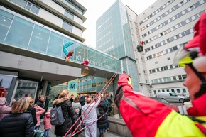 Feuerwehr-Nikoläuse seilen sich von Kinderklinik ab