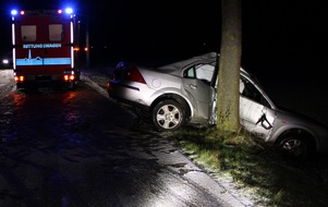 Polizei Minden-Lübbecke: POL-MI: Alleinunfall: Pkw kommt von Straße ab und kracht gegen Baum