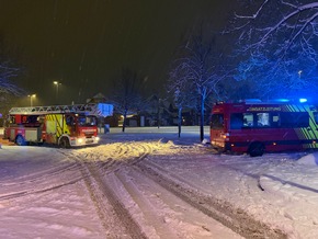 FW-AUR: Fahrzeugbrand in dichtem Schneetreiben bek&auml;mpft