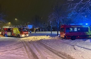 Freiwillige Feuerwehr Aurich: FW-AUR: Fahrzeugbrand in dichtem Schneetreiben bek&auml;mpft