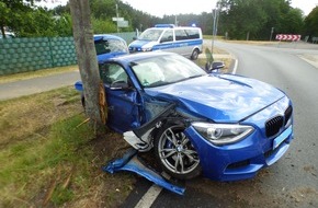 Polizeiinspektion Celle: POL-CE: Wietze - PKW prallt gegen Baum +++ Zwei Insassen leicht verletzt