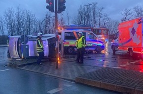 Feuerwehr Hattingen: FW-EN: Verkehrsunfall mit 2 Fahrzeugen - Feuerwehr ist gleich zweimal Retter in der Not