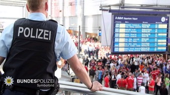 Bundespolizeidirektion München: Bundespolizeidirektion München: Straftaten im Zusammenhang mit Fußballspielen: Streit um Fanschal - Sachbeschädigungen im Zug