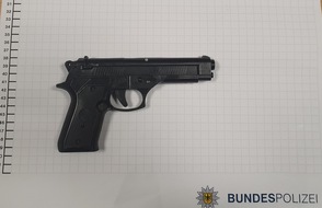 Bundespolizeidirektion Sankt Augustin: BPOL NRW: Bundespolizei nimmt alkoholisiertem 34-Jährigen täuschend echt aussehende Pistole ab