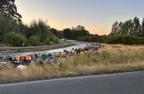 Polizeiinspektion Delmenhorst / Oldenburg - Land / Wesermarsch: POL-DEL: Autobahnpolizei Ahlhorn: Verlorene Getr&auml;nkekisten f&uuml;hren zu mehrst&uuml;ndiger Sperrung auf der Autobahn 1 im Bereich der Anschlussstelle Vechta