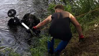 Freiwillige Feuerwehr Celle: FW Celle: E-Roller aus Aller geborgen - Einsatz für die Feuerwehr-Taucher