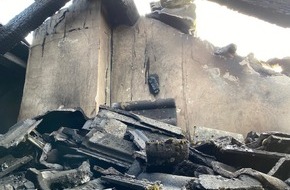 Feuerwehr Gelsenkirchen: FW-GE: Dachstuhlbrand in Gelsenkirchen Erle - Erheblicher Sachschaden - Eine Person leicht verletzt