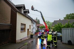 FW LK Neunkirchen: Gewitter über Neunkirchen - Blitz sprengt Kamin und Windböe bläst Verkaufsbude um