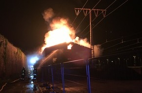 Feuerwehr Essen: FW-E: Vollbrand eines leerstehenden Gebäudes am Bahnhof Essen-West - Starkstromleitung stürzt in Einsatzstelle. Keine Verletzten