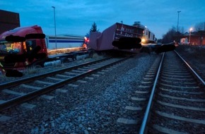 Polizei Duisburg: POL-DU: Wanheimerort: Güterzug erfasst querstehenden Lkw