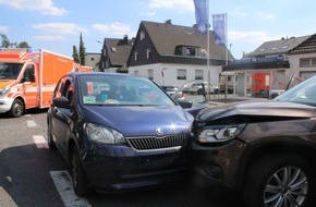 Polizei Rheinisch-Bergischer Kreis: POL-RBK: Bergisch Gladbach - Drei Verletzte und hoher Sachschaden bei Abbiegeunfall