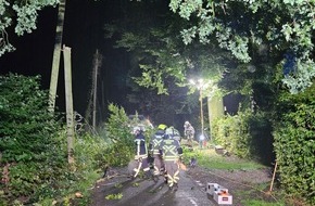 Freiwillige Feuerwehr Hünxe: FW Hünxe: Strommast beschädigt - Nächtlicher Feuerwehreinsatz in Bruckhausen