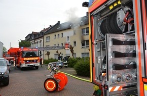 Feuerwehr Mülheim an der Ruhr: FW-MH: Zimmerbrand in Styrum - Bewohner eines Mehrfamilienhauses mussten ihre Wohnungen verlassen.