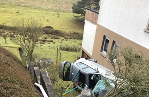 Polizeipräsidium Westpfalz: POL-PPWP: Auto stürzt fünf Meter tief und landet im Garten