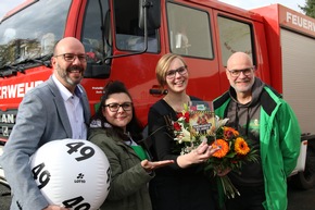 LFV-Sachsen: RADIO PSR als offizieller Partner der Freiwilligen Feuerwehren in Sachsen übergibt Award an Feuerwehrfrau des Jahres