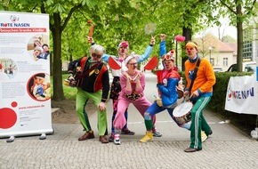 ROTE NASEN: Clown-Staffellauf startet vor Kinderklinik der Charité Berlin: ROTE NASEN Deutschland e.V. feiert sein 20. Jubiläum