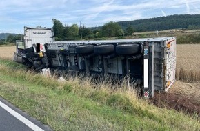 Landespolizeiinspektion Nordhausen: LPI-NDH: Lkw auf Feld gestoppt, Anhänger umgekippt