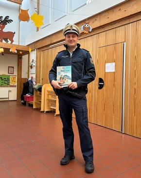 BPOL-HH: Bundesweiter Vorlesetag - Bundespolizisten sorgen für strahlende Gesichter bei Kindern
