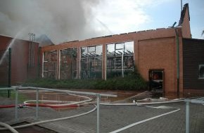 Polizeiinspektion Cuxhaven: POL-CUX: Großbrand in Berne / Turnhallen durch Feuer zerstört (Bildanlage)