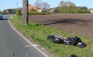 Polizei Minden-Lübbecke: POL-MI: Aus der Kurve getragen: Motorradfahrer (59) prallt gegen Traktorgespann