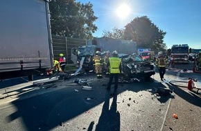 Feuerwehr Neuss: FW-NE: Schwerer Verkehrsunfall auf der A57 | LKW-Fahrer aus Fahrerhaus befreit | Ersthelfer verhalten sich vorbildlich