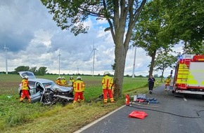 Freiwillige Feuerwehr Lehrte: FW Lehrte: Schwerer Verkehrsunfall zwischen Sievershausen und Schwüblingsen: PKW prallt gegen Baum - Fahrer und Kind lebensgefährlich verletzt