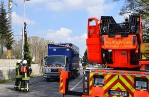 Feuerwehr Mülheim an der Ruhr: FW-MH: LKW bleibt in Höhenbegrenzung eines Bahnüberganges hängen