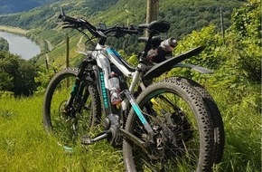 Polizeipräsidium Mittelhessen - Pressestelle Lahn - Dill: POL-LDK: - E-Bikes in Manderbach gestohlen / Männer suchen auf Grundstücken nach Beute - Peugeot-Fahrer nach Überschlag leicht verletzt - Radfahrer stürzt - Sportheimtür hält ...