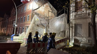 Feuerwehr Helmstedt: FW Helmstedt: Baugerüst drohte in Helmstedt umzustürzen - Feuerwehr und THW im Einsatz