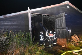 POL-STD: Großalarm in Wischhafen - Stallgebäude durch Feuer erheblich beschädigt, Unbekannte werfen Steine auf Radfahrer in Stade - Polizei sucht Zeugen