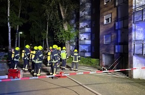 Feuerwehr Bergheim: FW Bergheim: Feuerwehr löscht brennende Fahrzeuge in Tiefgarage Starke Rauchentwicklung - Mehrere PKW betroffen