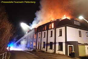 FW-PL: Folgemeldung Fw.Plettenberg. Großbrand in Plettenberg. Sämtliche Löschzüge der Feuerwehr Plettenberg im Einsatz. Weitere Drehleiter aus Lüdenscheid angefordert. Zwei Leichtverletzte Feuerwehrkräfte.