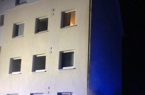 Feuerwehr Paderborn: FW Paderborn: Brennender Mülltonnenunterstand mit Ausbreitung auf PKW und Garage